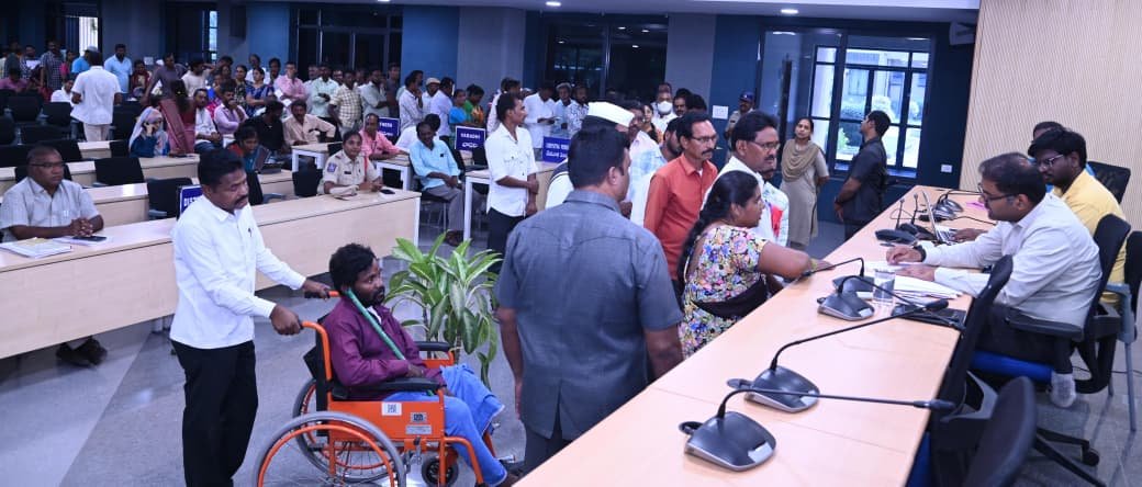 అర్జీల పరిష్కారం సత్వరమే చేయాలి:: జిల్లా కలెక్టర్ కోయ శ్రీ హర్ష  *ప్రజావాణి కార్యక్రమంలో పాల్గొని ప్రజల నుండి దరఖాస్తులు స్వీకరించిన జిల్లా కలెక్టర్